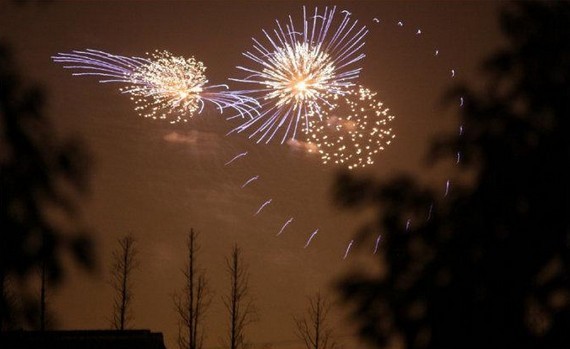 图说:上海迪斯尼试放烟花。网友图(请私信@新民晚报新民网,以奉稿酬)